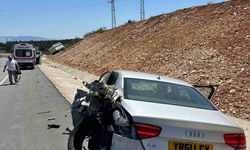 Kamyon park halindeki otomobile çarptı
