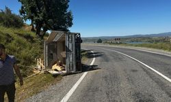 Kamyonet yan yattı: 2 yaralı