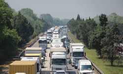 Lastiği patlayan tır, bariyerlere çarptı