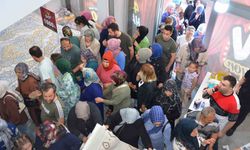 Mağazaya girmek için birbirilerini ezdiler
