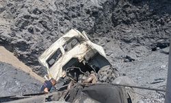 Uçuruma yuvarlanan kamyon sürücüsü hayatını kaybetti