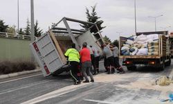 Un yüklü kamyonet devrildi: 2 yaralı