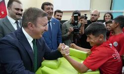 Valiyle öğrencilerin bilek güreşi renkli anlar yaşattı