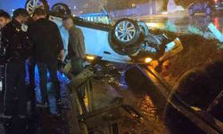 Virajı alamayarak bariyerlere çarpan otomobildeki 3 kişi yaralandı
