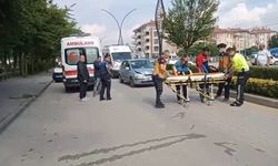 Yolun karşısına geçmeye çalışan anne ve kızına otomobil çarptı: 2 yaralı
