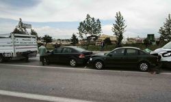 Zincirleme trafik kazası: 4 araç birbirine girdi