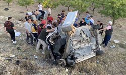 2 otomobilin çarpıştığı sıkışmalı kazada 2’si ağır 8 kişi yaralandı