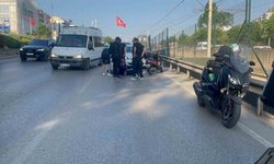 Aradan ilerleyen motosikletler birbirine girdi