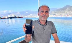 Heyecanla yakaladığı devasa köpek balığını denize bıraktı