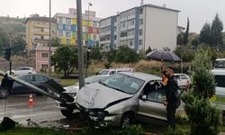 İki aracın çarpıştığı kazada 3 kişi yaralandı