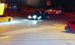 Motosiklet sürücüsü takla atıp otomobilin üzerine düştü