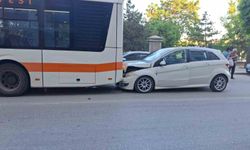Otomobil belediye otobüsüne arkadan çarptı