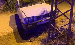 Otomobil elektrik direğine çarptı