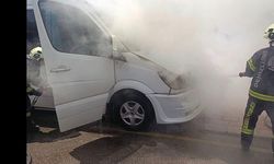 Seyir halindeki işçi servisi bir anda yandı