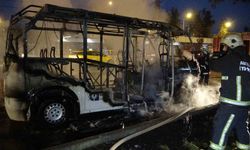Yolcu minibüsü yandı yangına müdahale etmeye çalışan sürücü yaralandı