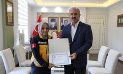 Boğazına mama kaçarak nefessiz kalan bebeğe telefonla müdahale