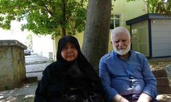 Çocuklarıyla ortak aldıkları evden atılan yaşlı çift cami avlusunda yaşıyor