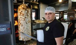 Dönerciler serinlemek için vücutlarına kalıp buz koyuyorlar