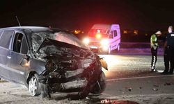 Duvara çarpıp yola savrulan otomobilin sürücüsü öldü