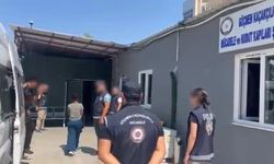 Göçmen kaçakçısı yurt dışına çıkarmaya çalıştığı 11 kişiyle yakalandı