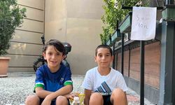 İki küçük arkadaş oyuncak alma hayaliyle su satıyor