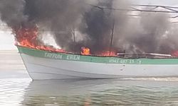 Işıklı Gölünde tur yapan tekne alev aldı