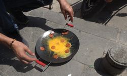 Kavurucu sıcakta betonun üzerinde sucuklu yumurta pişirdi