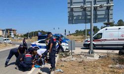 Otomobil motosiklete çarpıp takla attı: 1’i ağır 2 yaralı