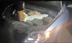 Polis uygulamasına giren otomobilin kaputundan 2 adet kalaşnikof silah çıktı