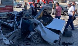 Trafik kazasında Tofaş hurdaya döndü: 1 ölü, 1 yaralı