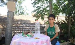 Yaşı küçük diye sanayiye alınmayan çocuk, su satarak bisiklet parasını biriktiriyor