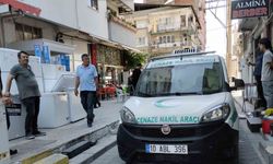 Yaşlı adam, binanın demirlerinde asılı bulundu