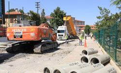 Altyapı çalışmaları sırasında boruların altında kalan belediye başkanı yaralandı