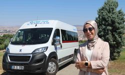 3 çocuk annesi direksiyonuna geçtiği servisle 2 yıldır öğrenci taşıyor