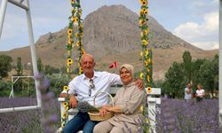 Âşık olduğu dağın eteğine lavanta bahçesi kurdu