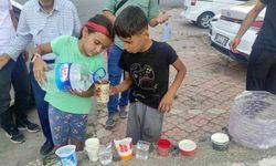 Çocuklar sıcaktan etkilenen sokak hayvanları için su bıraktı