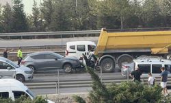Feci kaza: Motosiklet sürücüsü kamyonla otomobil arasına sıkıştı