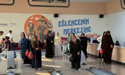 "Gelin - Kaynana" bowling mücadelesi renkli görüntülere sahne oldu