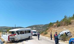 İşçileri taşıyan minibüs ticari araç ile çarpıştı: 3’ü ağır 8 yaralı