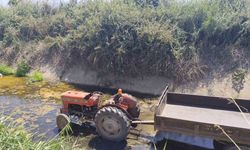 Kanala devrilen traktörün sürücüsü hayatını kaybetti