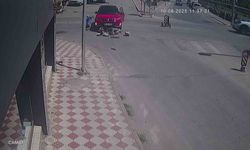 Kazada yere düştü, sinirlenip otomobilin camına yumruk attı