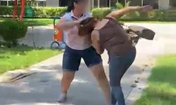 Kocasıyla birlikte parkta bastığı kadını tekme tokat dövdü