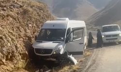 Minibüs kaza yaptı: 18 yolcu ölümden döndü