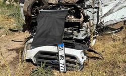 Otomobiller kafa kafaya çarpıştı: 1 ölü 7 yaralı