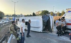 Servis midibüsü devrildi: 8 yaralı