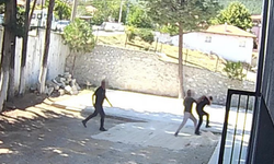 Motoksikletine süpürgeyle vuran yaşlı adamı dövdü