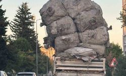 Aşırı yükle trafikte ilerleyip tepkilere neden oldu