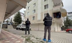 Cam silen kadın cipin üzerine düşerek hastanelik oldu