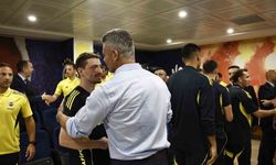 Fenerbahçe’nin yeni başkanı Sadettin Saran, futbol A takımıyla bir araya geldi