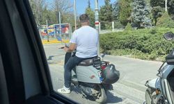 Kafasına takmadığı kaskla motosikletin plakasını kapattı